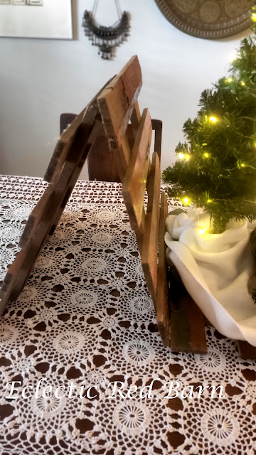 Picket Fence as a Christmas Centerpiece. Share NOW. #centerpiece, #Christmas decor, #Decoratiing, #eclecticredbarn, #holiday decor